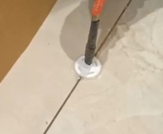 塔河瓷砖空鼓维修公司专业解答瓷砖在铺贴过程中，如果没有涂抹均匀到位的粘结材料（如水泥砂浆或瓷砖胶），可能会导致以下问题