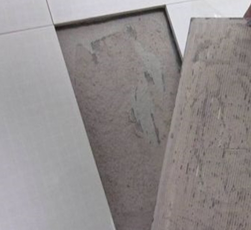 塔河瓷砖空鼓维修公司分享瓷砖铺贴时如果打浆（即涂抹在瓷砖背面和基层上的砂浆或瓷砖胶）过少，会带来以下问题
